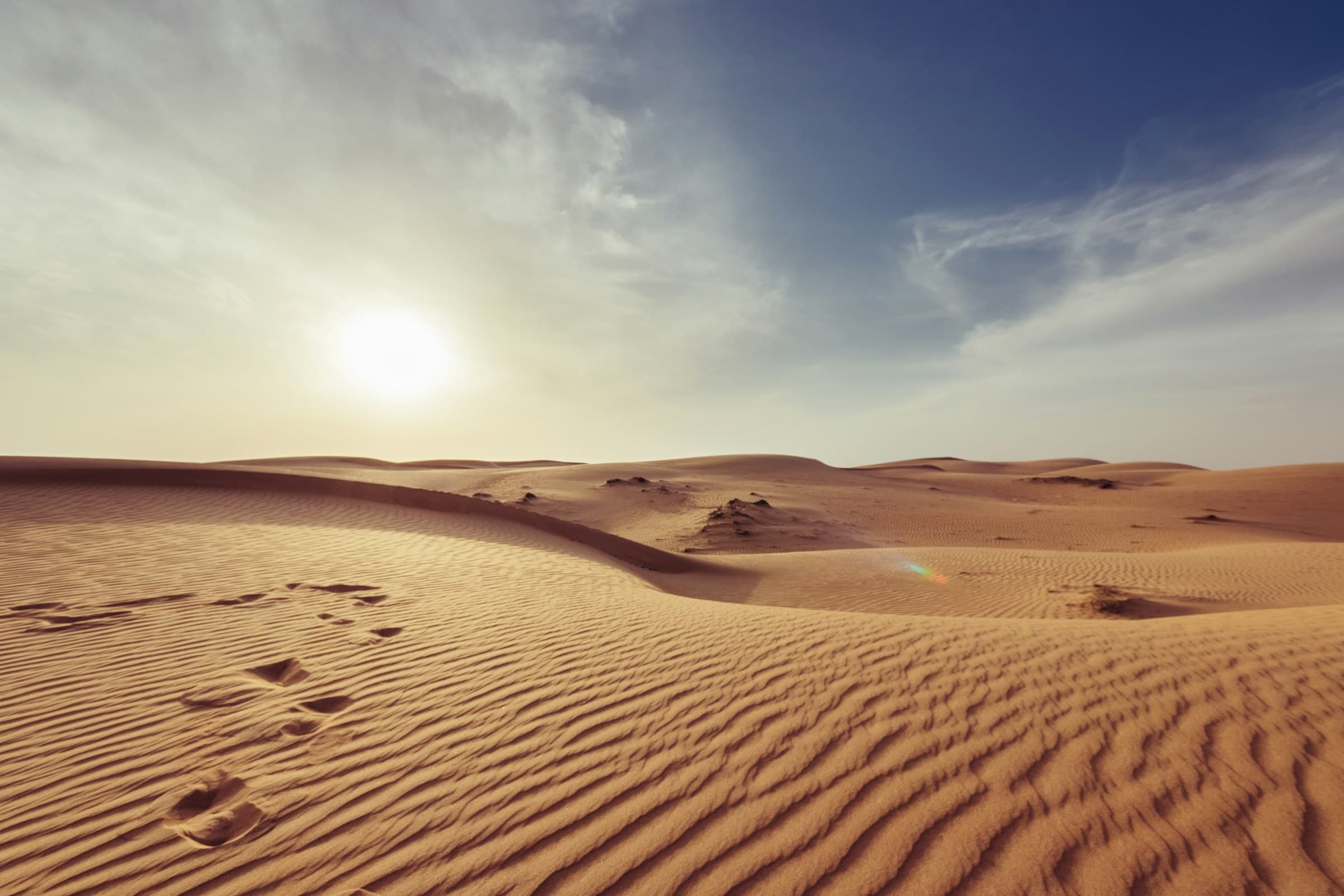 Dunas suaves al amanecer en el Sahara marroquí